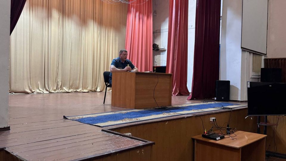 В ДК им. Ленина состоялся сход жителей пгт Дзержинский с представителями МЧС в городе Ровеньки В ДК им. Ленина состоялся сход жителей пгт Дзержинский с представителями МЧС в городе Ровеньки