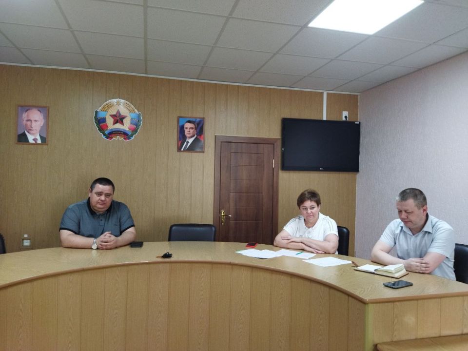 Сегодня под руководством Главы городского округа город Ровеньки Андрея Рубанцова состоялось рабочее совещание с руководителями отделов и управлений Администрации, на котором обсудили ключевые вопросы развития муниципального... Сегодня под руководством Главы городского округа город Ровеньки Андрея Рубанцова состоялось рабочее совещание с руководителями отделов и управлений Администрации, на котором обсудили ключевые вопросы развития муниципального...
