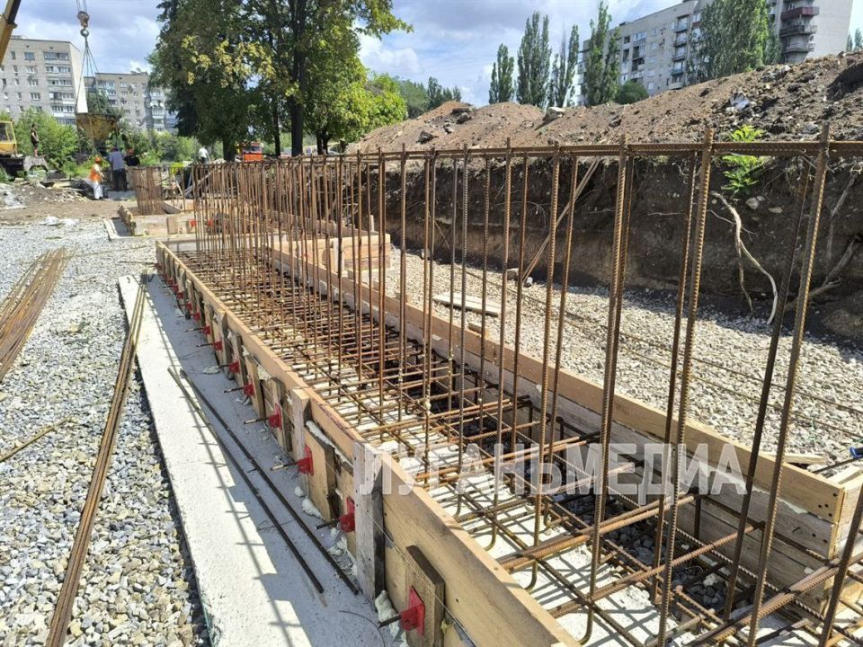 В рамках федерального проекта «Формирование комфортной городской среды» продолжаются восстановительные работы по облагораживанию любимого места отдыха горожан городского сквера по улице Войкова (бывшей шахты имени С. М.... В рамках федерального проекта «Формирование комфортной городской среды» продолжаются восстановительные работы по облагораживанию любимого места отдыха горожан городского сквера по улице Войкова (бывшей шахты имени С. М....