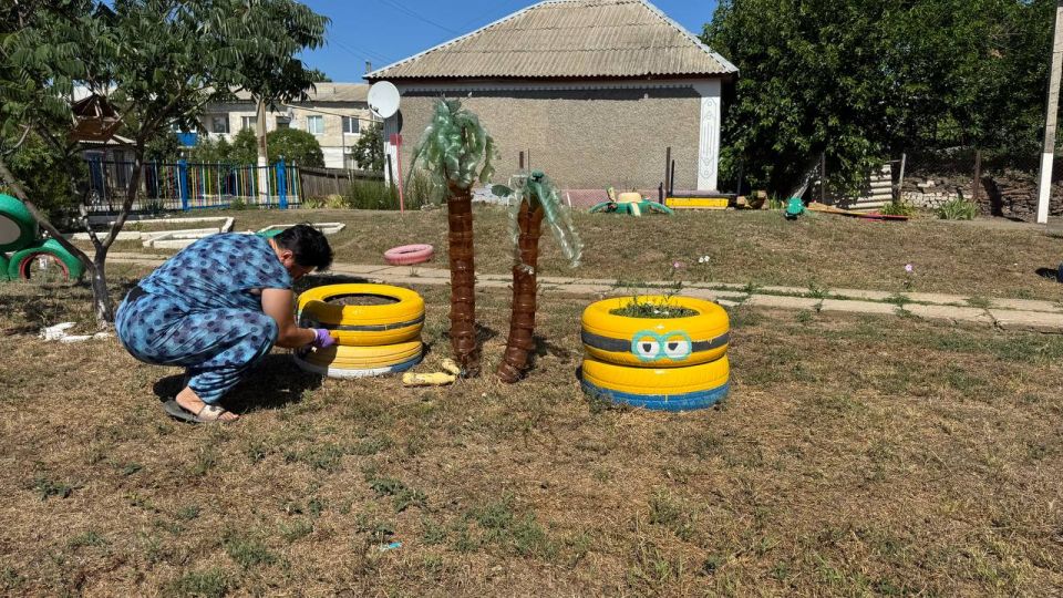 На территории пгт Нижний Нагольчик в рамках Добрых дел активисты первичного отделения ВПП «Единая Россия», сотрудники отдела по делам территорий Администрации и неравнодушные жители поселка провели акцию «Яркое детство» На территории пгт Нижний Нагольчик в рамках Добрых дел активисты первичного отделения ВПП «Единая Россия», сотрудники отдела по делам территорий Администрации и неравнодушные жители поселка провели акцию «Яркое детство»