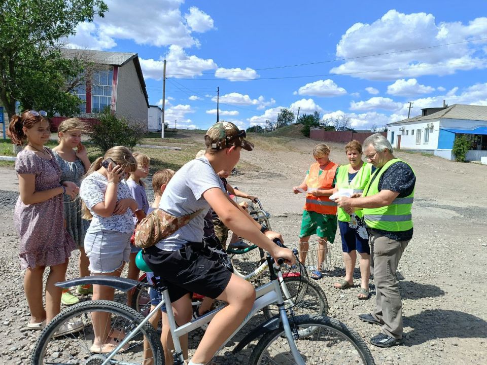 "Родительский патруль" ровеньковских школ активно участвует в контроле соблюдения правил дорожного движения несовершеннолетними "Родительский патруль" ровеньковских школ активно участвует в контроле соблюдения правил дорожного движения несовершеннолетними