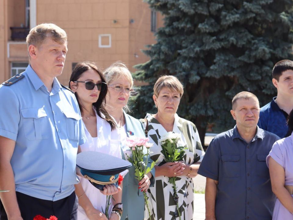 Председатель ТИК Стаханова почтила память детей — жертв войны в Донбассе Председатель ТИК Стаханова почтила память детей — жертв войны в Донбассе