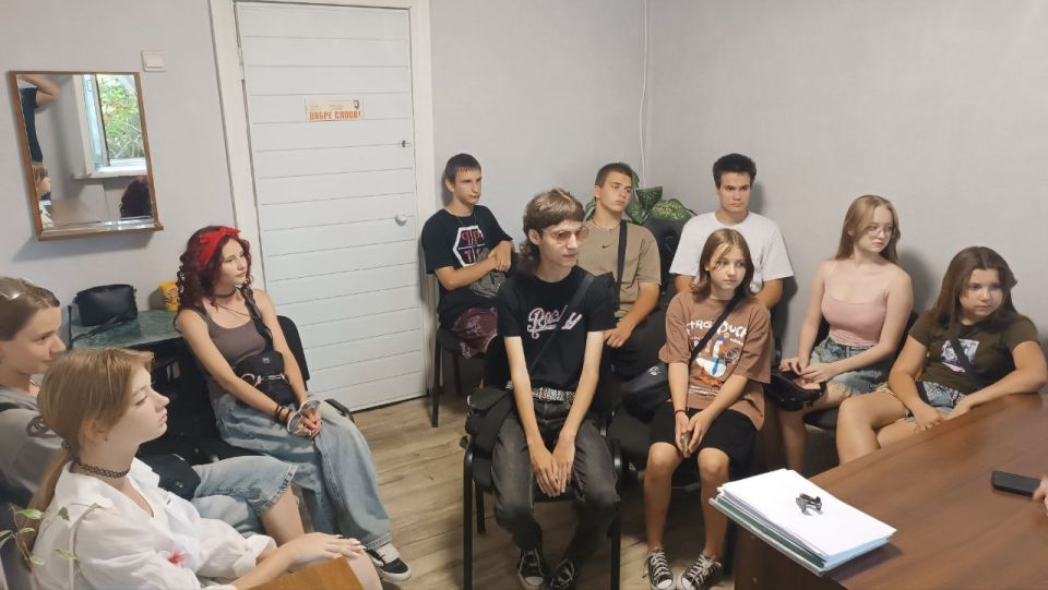 25.07.2025 участники театрального коллектива «Чародеи» ДК им. Горького встретились со специалистами отдела культуры, спорта и молодежной политики, сотрудниками 25.07.2025 участники театрального коллектива «Чародеи» ДК им. Горького встретились со специалистами отдела культуры, спорта и молодежной политики, сотрудниками