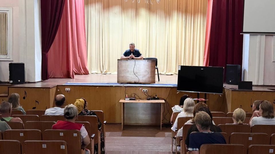 В ДК им. Ленина состоялся сход жителей пгт Дзержинский с представителями МЧС в городе Ровеньки В ДК им. Ленина состоялся сход жителей пгт Дзержинский с представителями МЧС в городе Ровеньки
