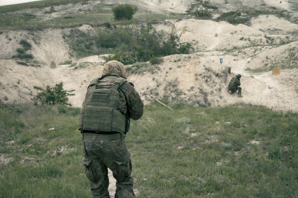 Минобороны России: С военнослужащими штурмовых подразделений 20-й гвардейской общевойсковой армии, подписавшими контракт о прохождении военной службы, проводят занятия по тактике штурмовых действий на одном из тыловых... Минобороны России: С военнослужащими штурмовых подразделений 20-й гвардейской общевойсковой армии, подписавшими контракт о прохождении военной службы, проводят занятия по тактике штурмовых действий на одном из тыловых...
