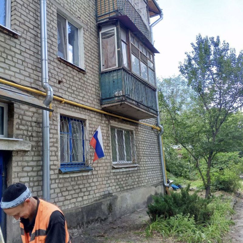Управляющая компания активно ведёт работы по подготовке к отопительному сезону и текущему ремонту протекающих крыш, но также выполняет и большое количество другой работы Управляющая компания активно ведёт работы по подготовке к отопительному сезону и текущему ремонту протекающих крыш, но также выполняет и большое количество другой работы