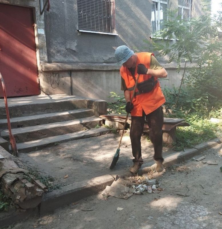 Коммунальные службы проводят работы на территории города Коммунальные службы проводят работы на территории города
