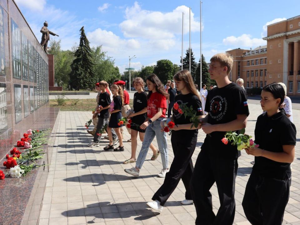 Председатель ТИК Стаханова почтила память детей — жертв войны в Донбассе Председатель ТИК Стаханова почтила память детей — жертв войны в Донбассе