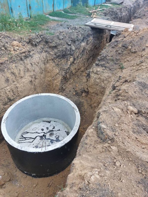 В поселке Металлист проводятся работы по замене водопроводной трубы В поселке Металлист проводятся работы по замене водопроводной трубы
