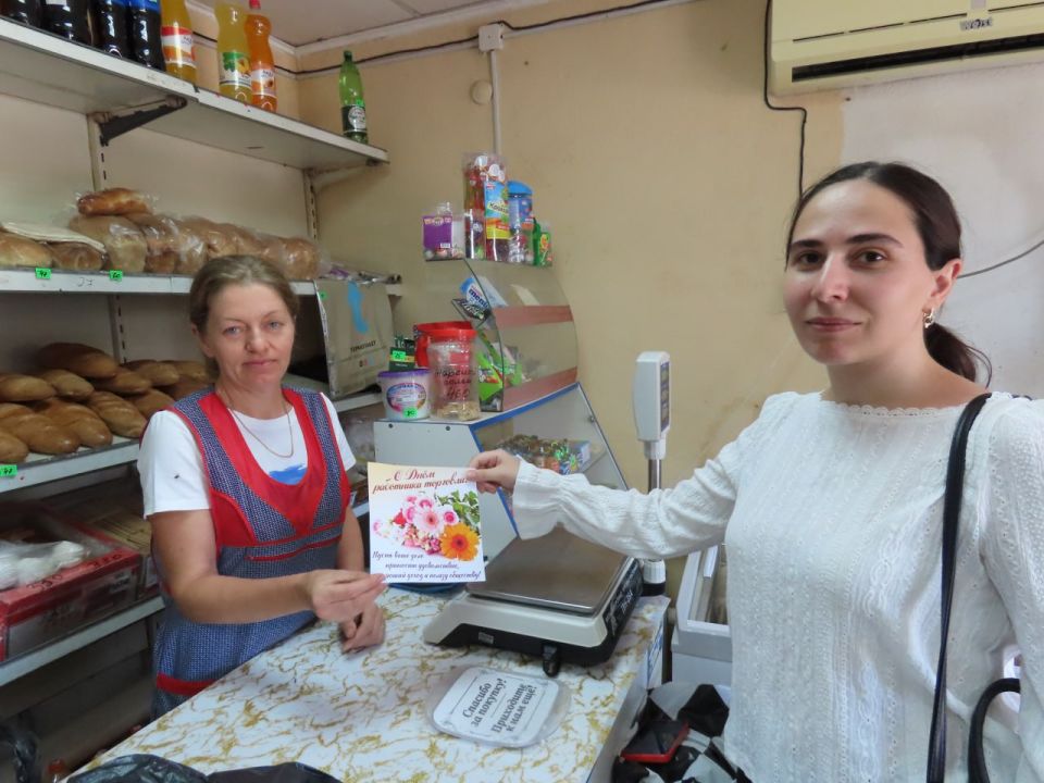 В преддверии Дня работника торговли, сотрудники Администрации Меловского МО поздравили с профессиональным праздником представителей сферы торговли на рабочих местах В преддверии Дня работника торговли, сотрудники Администрации Меловского МО поздравили с профессиональным праздником представителей сферы торговли на рабочих местах