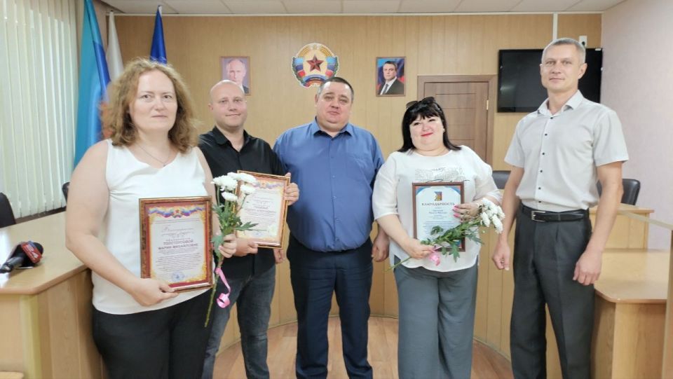 Сегодня в Администрации городского округа Ровеньки состоялось торжественное мероприятие, приуроченное к Дню работника многофункционального центра и трехлетию со дня открытия МФЦ в муниципальном образовании Сегодня в Администрации городского округа Ровеньки состоялось торжественное мероприятие, приуроченное к Дню работника многофункционального центра и трехлетию со дня открытия МФЦ в муниципальном образовании