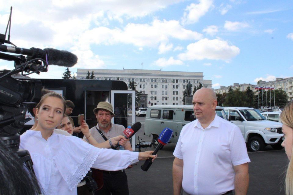 В столице Республики ко Дню работника МФЦ состоялась передача автомобилей в отделения МФЦ ЛНР В столице Республики ко Дню работника МФЦ состоялась передача автомобилей в отделения МФЦ ЛНР