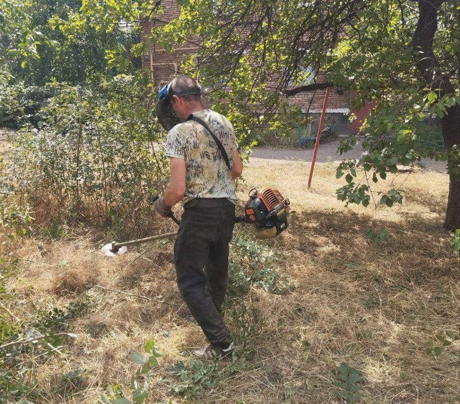 Коммунальные службы проводят работы на территории города Коммунальные службы проводят работы на территории города