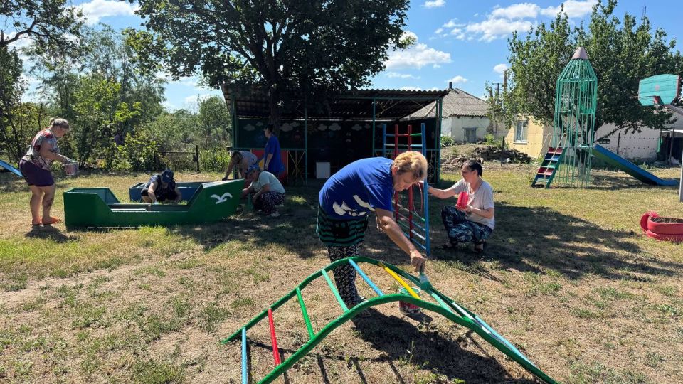 На территории пгт Нижний Нагольчик в рамках Добрых дел активисты первичного отделения ВПП «Единая Россия», сотрудники отдела по делам территорий Администрации и неравнодушные жители поселка провели акцию «Яркое детство» На территории пгт Нижний Нагольчик в рамках Добрых дел активисты первичного отделения ВПП «Единая Россия», сотрудники отдела по делам территорий Администрации и неравнодушные жители поселка провели акцию «Яркое детство»