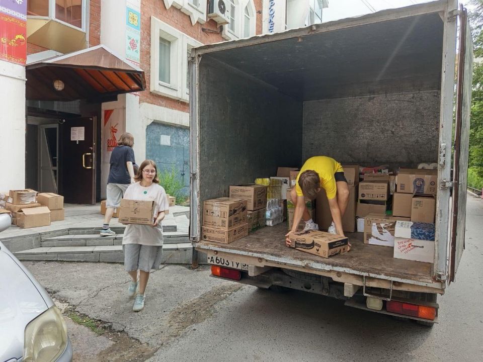 В Омском межнациональном и межконфессиональном центре гуманитарной помощи продолжают собирать грузы для Стаханова и ЛНР В Омском межнациональном и межконфессиональном центре гуманитарной помощи продолжают собирать грузы для Стаханова и ЛНР