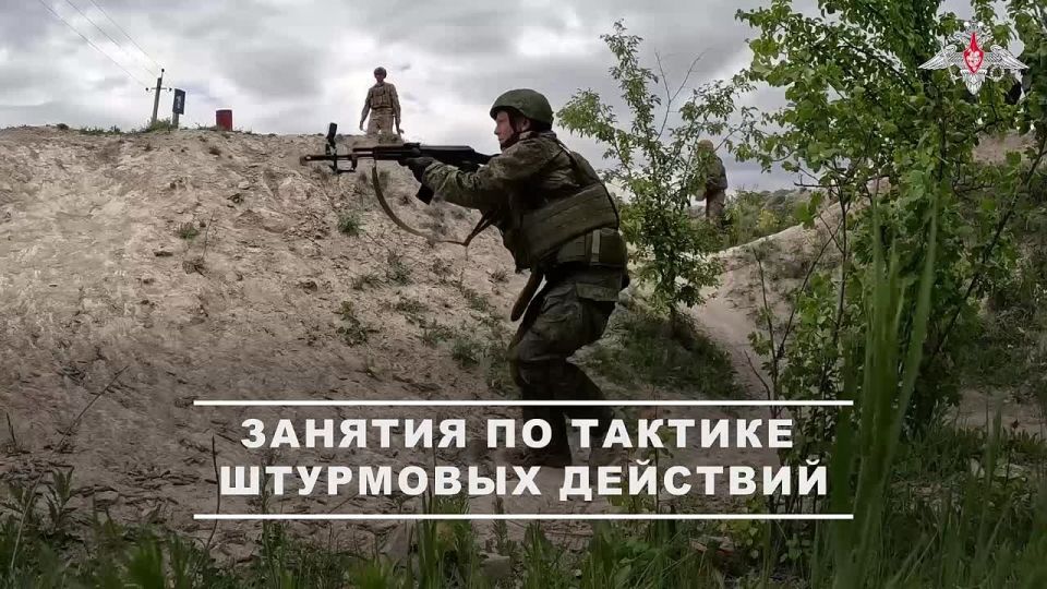 Минобороны России: С военнослужащими штурмовых подразделений 20-й гвардейской общевойсковой армии, подписавшими контракт о прохождении военной службы, проводят занятия по тактике штурмовых действий на одном из тыловых...