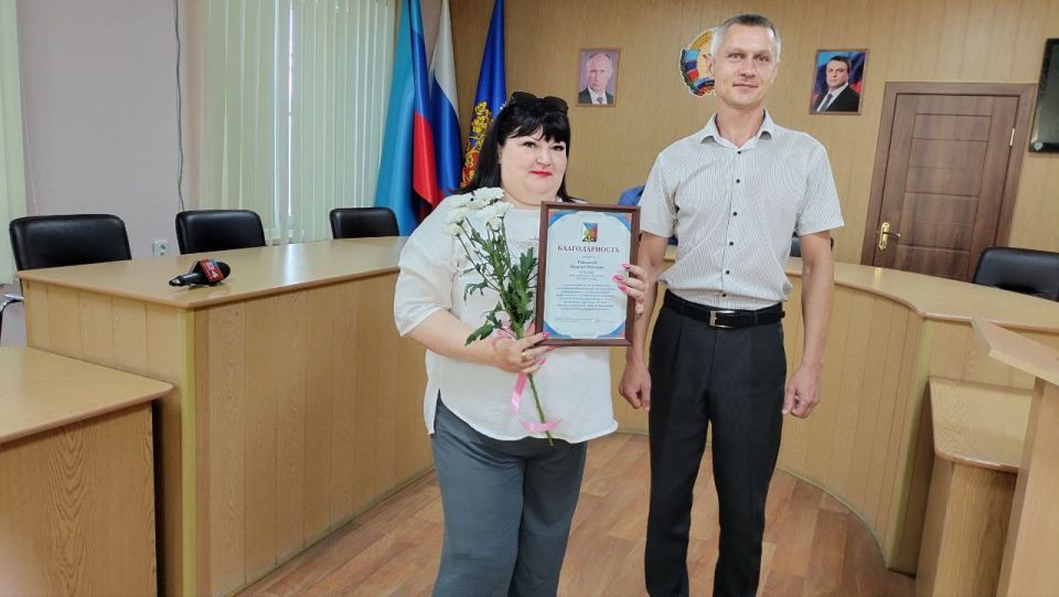 Сегодня в Администрации городского округа Ровеньки состоялось торжественное мероприятие, приуроченное к Дню работника многофункционального центра и трехлетию со дня открытия МФЦ в муниципальном образовании Сегодня в Администрации городского округа Ровеньки состоялось торжественное мероприятие, приуроченное к Дню работника многофункционального центра и трехлетию со дня открытия МФЦ в муниципальном образовании