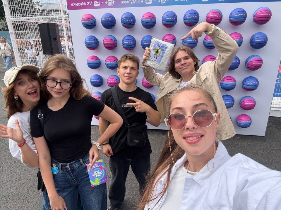 ВК Фест прошел в Москве. На днях в Москве прошел долгожданный ВК Фест, ставший настоящим праздником для поклонников музыки, технологий и креативных идей! В данном Фестивале приняли участие обучающиеся Краснолучской школы 9... ВК Фест прошел в Москве. На днях в Москве прошел долгожданный ВК Фест, ставший настоящим праздником для поклонников музыки, технологий и креативных идей! В данном Фестивале приняли участие обучающиеся Краснолучской школы 9...