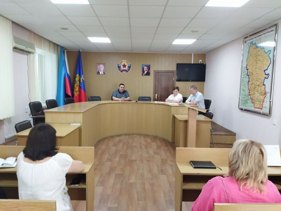 Сегодня под руководством Главы городского округа город Ровеньки Андрея Рубанцова состоялось рабочее совещание с руководителями отделов и управлений Администрации, на котором обсудили ключевые вопросы развития муниципального... Сегодня под руководством Главы городского округа город Ровеньки Андрея Рубанцова состоялось рабочее совещание с руководителями отделов и управлений Администрации, на котором обсудили ключевые вопросы развития муниципального...