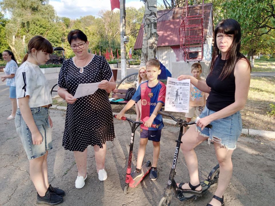 "Родительский патруль" ровеньковских школ активно участвует в контроле соблюдения правил дорожного движения несовершеннолетними "Родительский патруль" ровеньковских школ активно участвует в контроле соблюдения правил дорожного движения несовершеннолетними