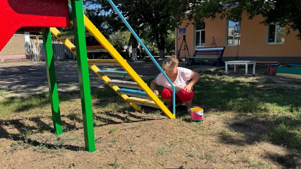 На территории пгт Нижний Нагольчик в рамках Добрых дел активисты первичного отделения ВПП «Единая Россия», сотрудники отдела по делам территорий Администрации и неравнодушные жители поселка провели акцию «Яркое детство» На территории пгт Нижний Нагольчик в рамках Добрых дел активисты первичного отделения ВПП «Единая Россия», сотрудники отдела по делам территорий Администрации и неравнодушные жители поселка провели акцию «Яркое детство»