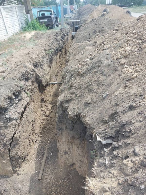 В поселке Металлист проводятся работы по замене водопроводной трубы В поселке Металлист проводятся работы по замене водопроводной трубы