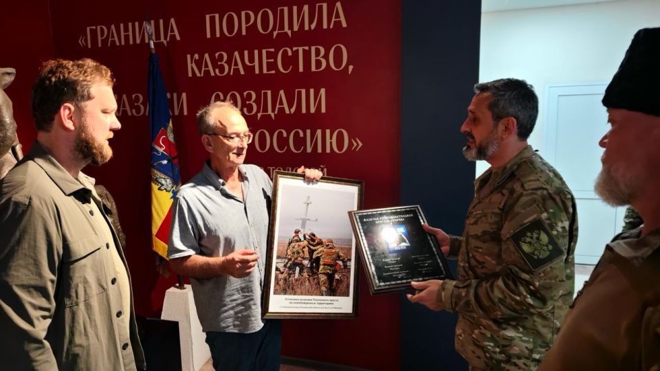 Гостями Станично-Луганского музея донского казачества стали Руководитель Федерального агентства по делам национальностей Игорь Баринов и делегация Всероссийского казачьего общества Гостями Станично-Луганского музея донского казачества стали Руководитель Федерального агентства по делам национальностей Игорь Баринов и делегация Всероссийского казачьего общества