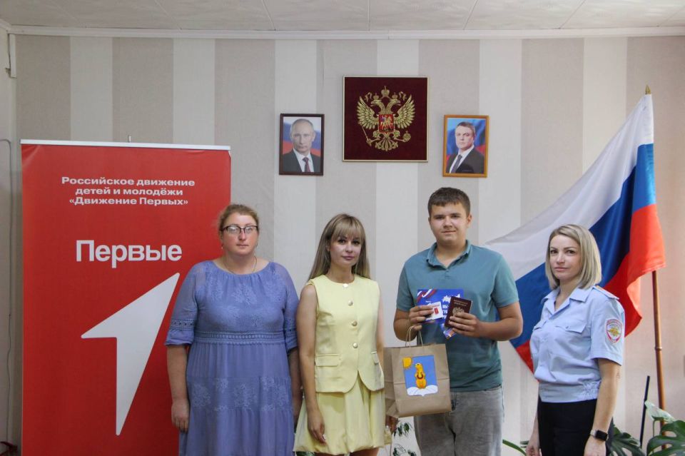 В преддверии величественного Дня Военно-Морского Флота, в рамках Всероссийского проекта «Мы – граждане России», юные жители Меловского муниципального округа, достигшие 14-летнего возраста, торжественно получили свои первые... В преддверии величественного Дня Военно-Морского Флота, в рамках Всероссийского проекта «Мы – граждане России», юные жители Меловского муниципального округа, достигшие 14-летнего возраста, торжественно получили свои первые...