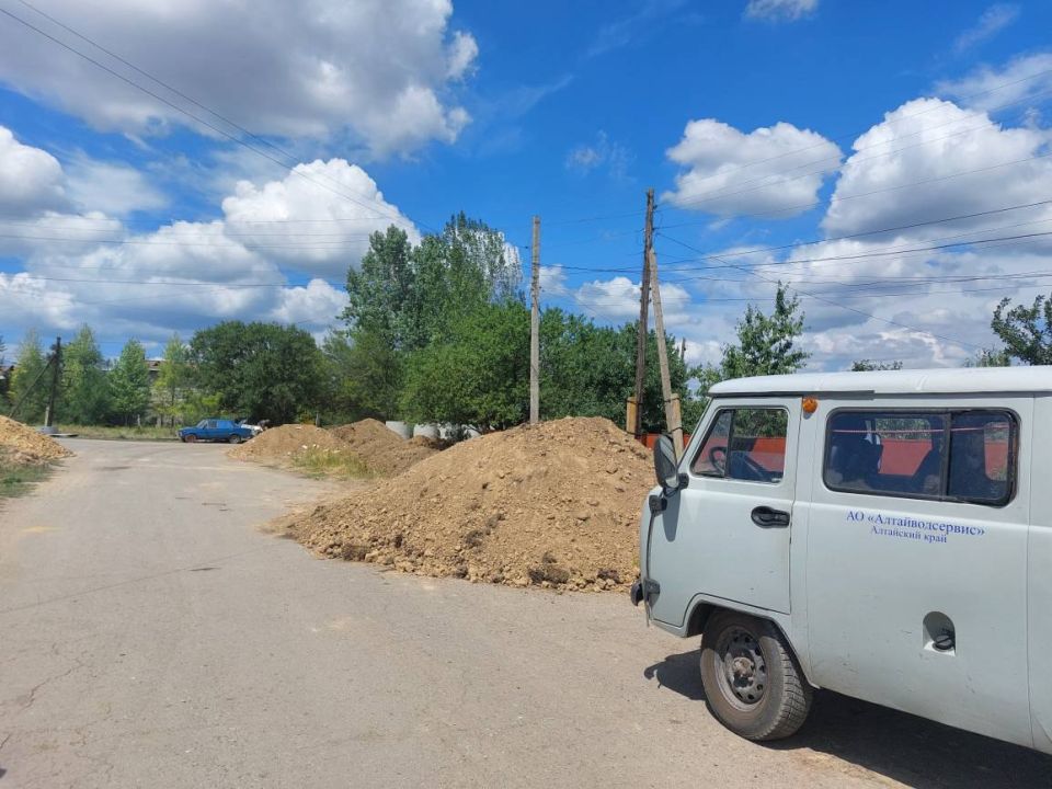В поселке Металлист проводятся работы по замене водопроводной трубы В поселке Металлист проводятся работы по замене водопроводной трубы