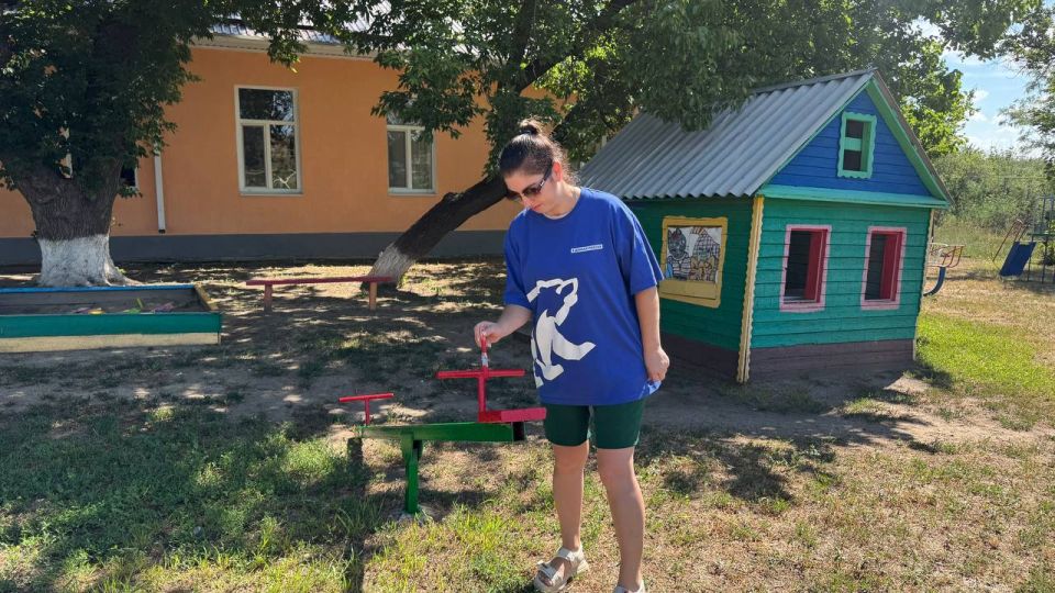 На территории пгт Нижний Нагольчик в рамках Добрых дел активисты первичного отделения ВПП «Единая Россия», сотрудники отдела по делам территорий Администрации и неравнодушные жители поселка провели акцию «Яркое детство» На территории пгт Нижний Нагольчик в рамках Добрых дел активисты первичного отделения ВПП «Единая Россия», сотрудники отдела по делам территорий Администрации и неравнодушные жители поселка провели акцию «Яркое детство»