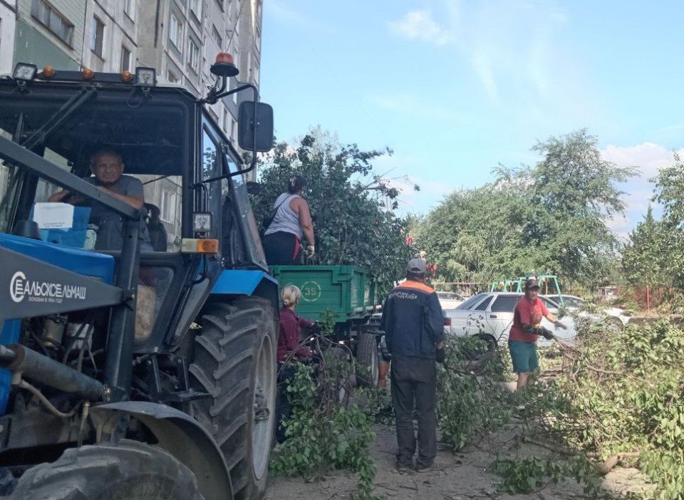 Коммунальные службы проводят работы на территории города Коммунальные службы проводят работы на территории города