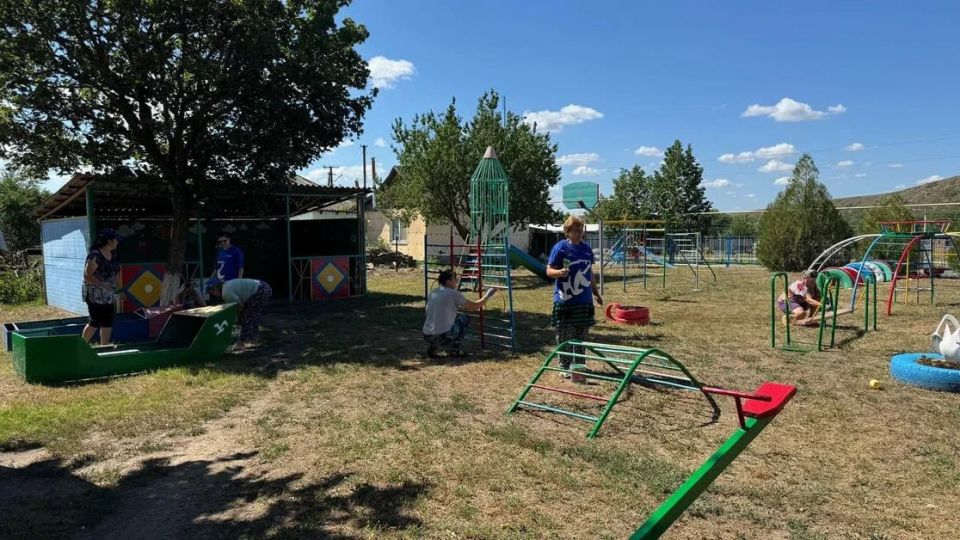 На территории пгт Нижний Нагольчик в рамках Добрых дел активисты первичного отделения ВПП «Единая Россия», сотрудники отдела по делам территорий Администрации и неравнодушные жители поселка провели акцию «Яркое детство» На территории пгт Нижний Нагольчик в рамках Добрых дел активисты первичного отделения ВПП «Единая Россия», сотрудники отдела по делам территорий Администрации и неравнодушные жители поселка провели акцию «Яркое детство»