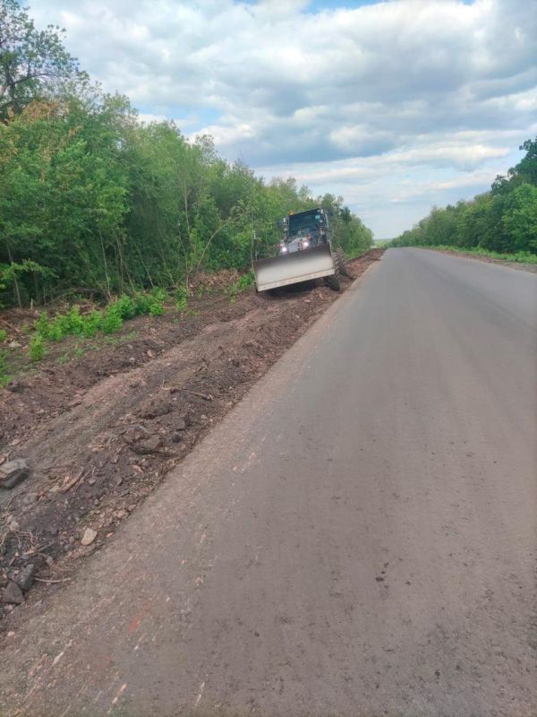В 2024 году бригады из региона-шефа обновили 2,4 километра полотна дороги «Ровеньки-Антрацит», а в этом ремонтируют оставшиеся 19,5 километров В 2024 году бригады из региона-шефа обновили 2,4 километра полотна дороги «Ровеньки-Антрацит», а в этом ремонтируют оставшиеся 19,5 километров