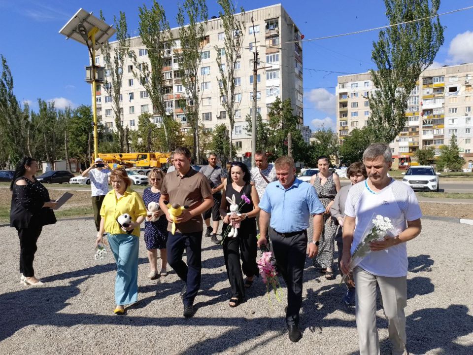 Лисичанские единороссы почтили память детей-жертв войны в Донбассе Лисичанские единороссы почтили память детей-жертв войны в Донбассе