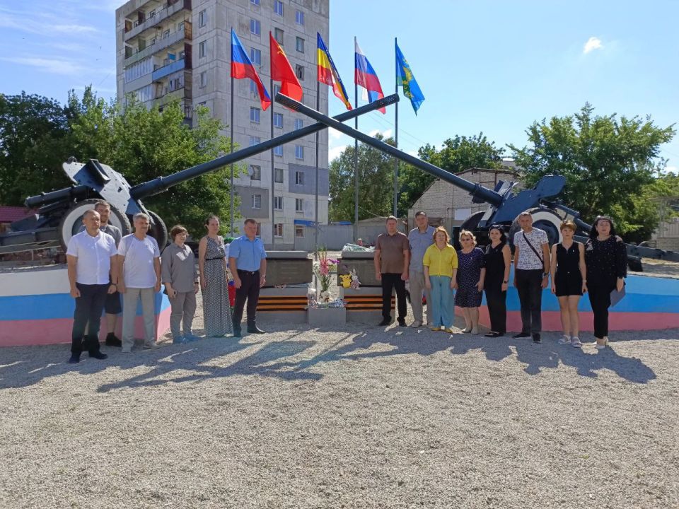 Лисичанские единороссы почтили память детей-жертв войны в Донбассе Лисичанские единороссы почтили память детей-жертв войны в Донбассе
