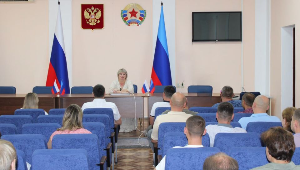 В зале заседаний Администрации Белокуракинского МО ЛНР состоялось собрание главы округа Ольги Кучерявой с сотрудниками Администрации и начальниками подведомственных организаций В зале заседаний Администрации Белокуракинского МО ЛНР состоялось собрание главы округа Ольги Кучерявой с сотрудниками Администрации и начальниками подведомственных организаций