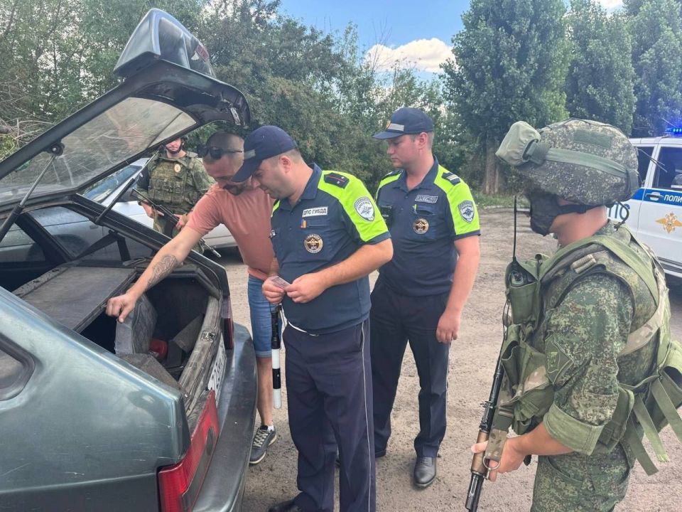 Сотрудники ОГИБДД ОМВД России «Свердловский» совместно с сотрудниками военной автоинспекции провели рейд, направленный на профилактику правонарушений Правил дорожного движения Сотрудники ОГИБДД ОМВД России «Свердловский» совместно с сотрудниками военной автоинспекции провели рейд, направленный на профилактику правонарушений Правил дорожного движения