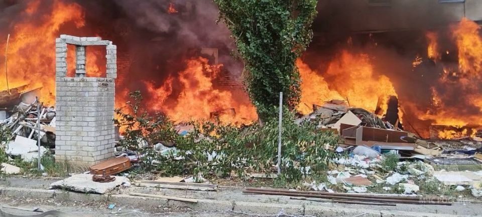 На пожаре в Северодонецке были эвакуированы трое жителей На пожаре в Северодонецке были эвакуированы трое жителей
