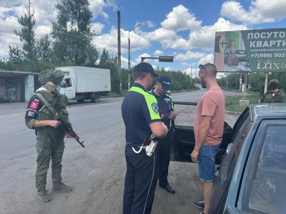 Сотрудники ОГИБДД ОМВД России «Свердловский» совместно с сотрудниками военной автоинспекции провели рейд, направленный на профилактику правонарушений Правил дорожного движения Сотрудники ОГИБДД ОМВД России «Свердловский» совместно с сотрудниками военной автоинспекции провели рейд, направленный на профилактику правонарушений Правил дорожного движения