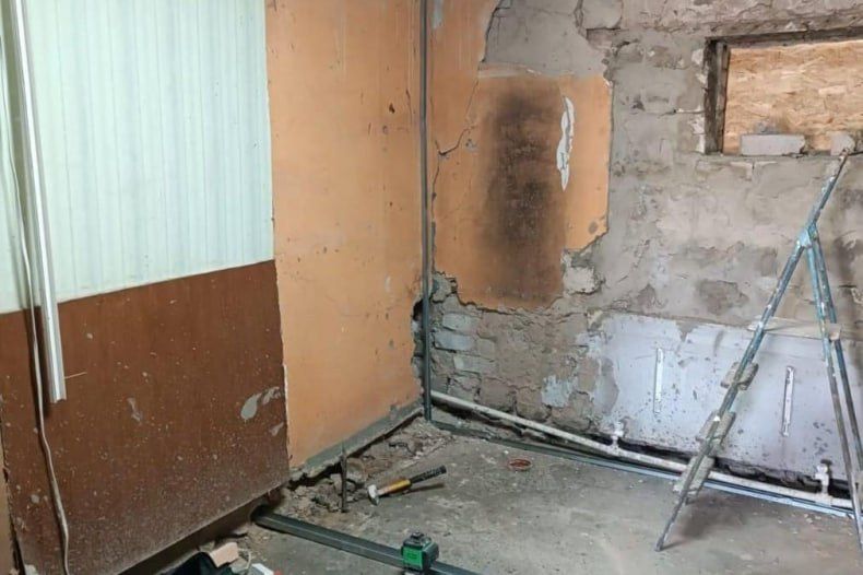 Ремонтная бригада Тувы делает ремонт в одном из помещений МУП «Горсвет» Ремонтная бригада Тувы делает ремонт в одном из помещений МУП «Горсвет»