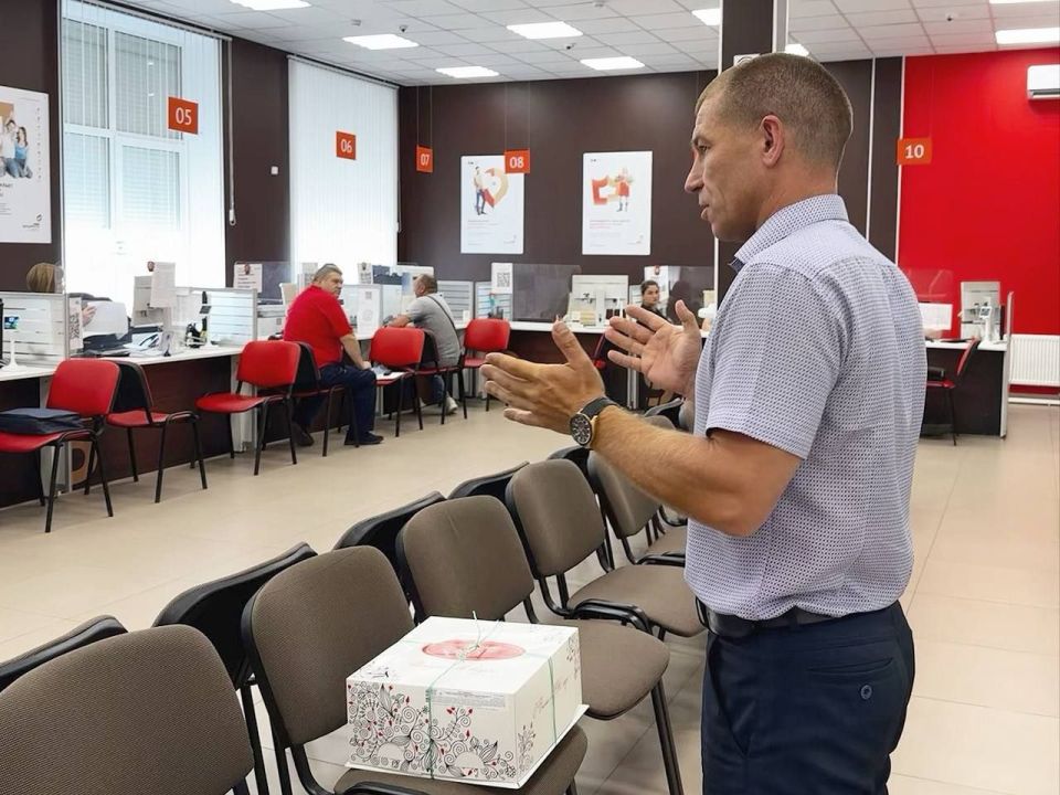 Сергей Колягин: Накануне профессионального праздника посетил трудовой коллектив отделения МФЦ города Первомайска Сергей Колягин: Накануне профессионального праздника посетил трудовой коллектив отделения МФЦ города Первомайска