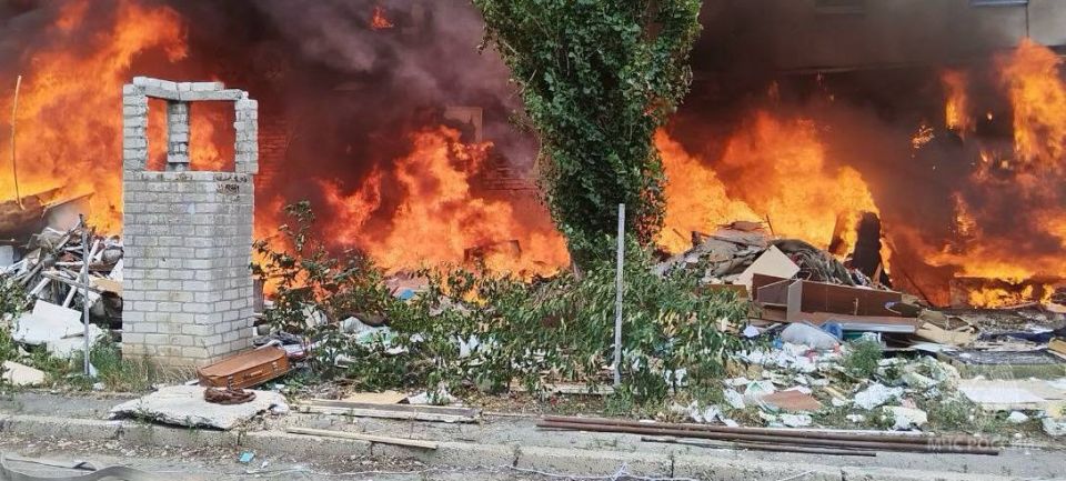 Спасатели эвакуировали трех жителей на пожаре в Северодонецке, пострадавших нет - ГУ МЧС России по Республике Спасатели эвакуировали трех жителей на пожаре в Северодонецке, пострадавших нет - ГУ МЧС России по Республике