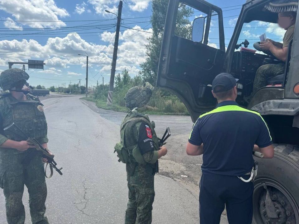Сотрудники ОГИБДД ОМВД России «Свердловский» совместно с сотрудниками военной автоинспекции провели рейд, направленный на профилактику правонарушений Правил дорожного движения Сотрудники ОГИБДД ОМВД России «Свердловский» совместно с сотрудниками военной автоинспекции провели рейд, направленный на профилактику правонарушений Правил дорожного движения