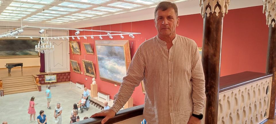 Роман Лысенко: В Феодосийской картинной галереи имени И.К. Айвазовского Иван Константинович лично встречает посетителей Роман Лысенко: В Феодосийской картинной галереи имени И.К. Айвазовского Иван Константинович лично встречает посетителей