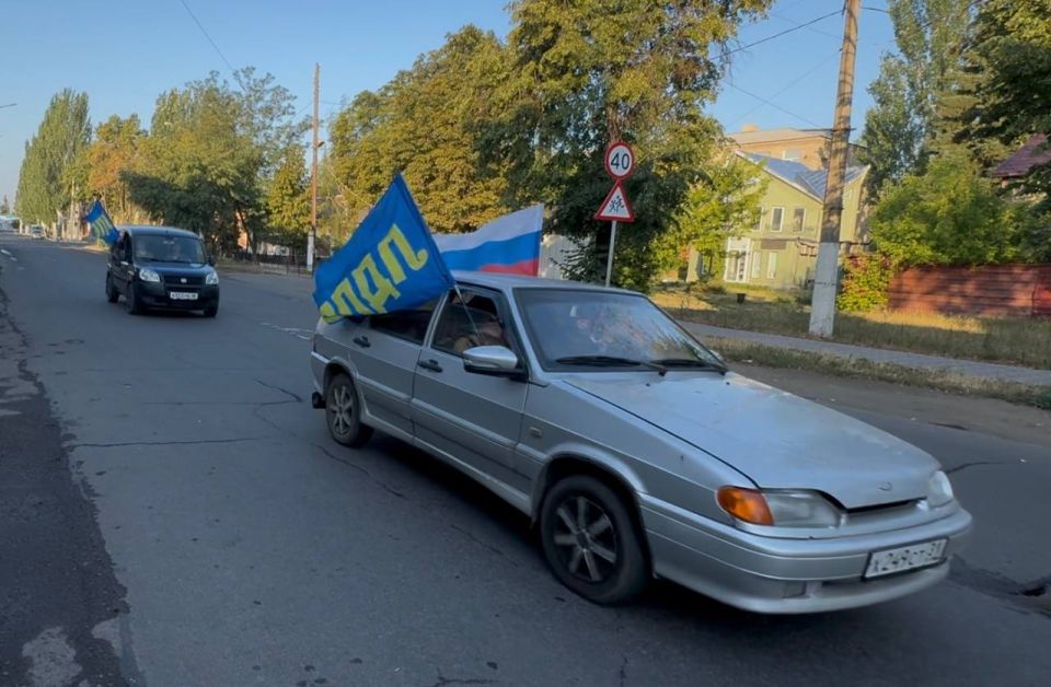 В день памяти погибших детей Донбасса актив Стахановского отделения ЛДПР принял участие в благотворительном автопробеге В день памяти погибших детей Донбасса актив Стахановского отделения ЛДПР принял участие в благотворительном автопробеге