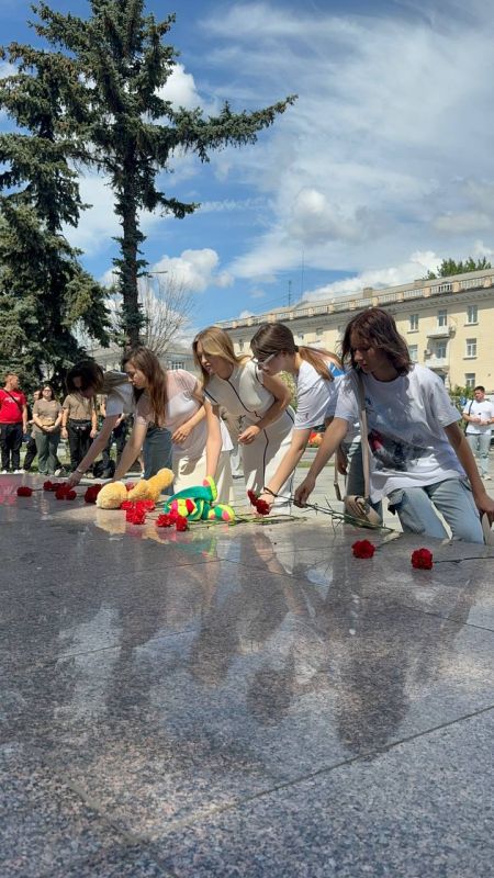 Состоялось возложение цветов к памятнику Луганской Божьей Матери в честь детей, которые стали жертвами войны на Донбассе Состоялось возложение цветов к памятнику Луганской Божьей Матери в честь детей, которые стали жертвами войны на Донбассе