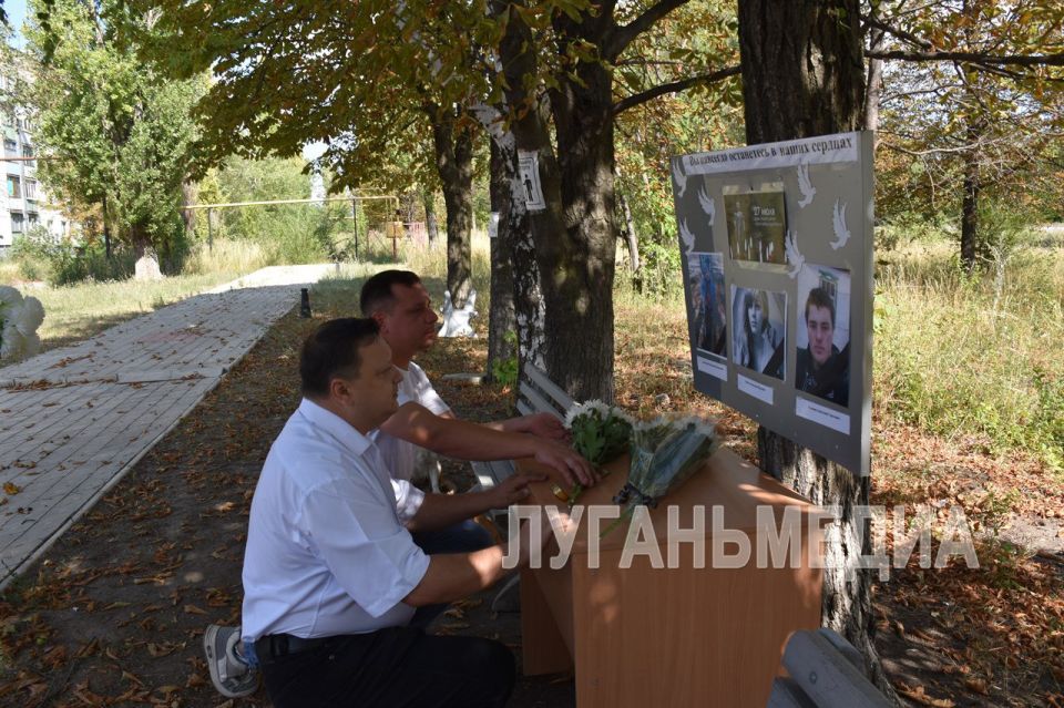 В День памяти детей-жертв войны в Донбассе по инициативе активистов Первомайского местного отделения ВПП «Единая Россия» и отдела жизнеобеспечения г. Золотое, пос. Молодежное и с. Катериновка в городе Золотое состоялся... В День памяти детей-жертв войны в Донбассе по инициативе активистов Первомайского местного отделения ВПП «Единая Россия» и отдела жизнеобеспечения г. Золотое, пос. Молодежное и с. Катериновка в городе Золотое состоялся...