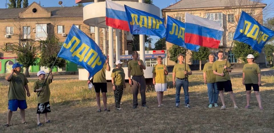 В день памяти погибших детей Донбасса актив Стахановского отделения ЛДПР принял участие в благотворительном автопробеге В день памяти погибших детей Донбасса актив Стахановского отделения ЛДПР принял участие в благотворительном автопробеге