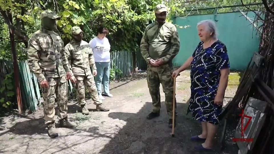 В ЛНР росгвардейцы оказали адресную помощь ветеранам Великой Отечественной войны