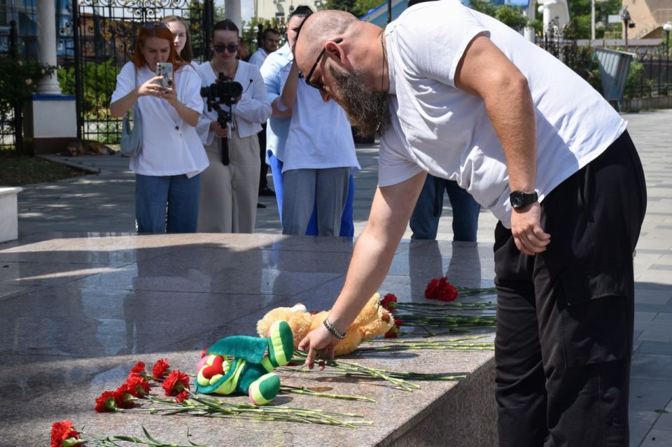 В Луганске почтили память детей, погибших в ходе войны в Донбассе В Луганске почтили память детей, погибших в ходе войны в Донбассе